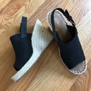 TOMS black Monica wedge sandals - size 6 women’s